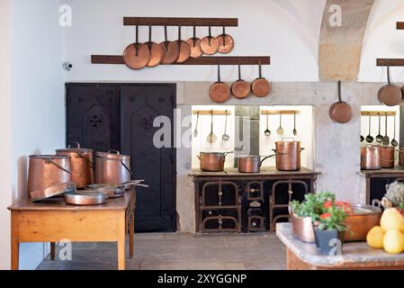 SINTRA, Portogallo: La grande cucina del Palácio da pena, che presenta un'impressionante gamma di utensili da cucina in rame e attrezzature da cucina del XIX secolo. Questo spazio ben conservato offre ai visitatori uno sguardo sulle operazioni culinarie di una casa reale, con il suo ampio focolare, le piastrelle ornate e gli utensili scintillanti che riflettono il carattere opulento del palazzo e le avanzate tecnologie culinarie dell'epoca. Foto Stock