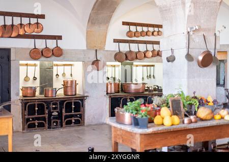 SINTRA, Portogallo: La grande cucina del Palácio da pena, che presenta un'impressionante gamma di utensili da cucina in rame e attrezzature da cucina del XIX secolo. Questo spazio ben conservato offre ai visitatori uno sguardo sulle operazioni culinarie di una casa reale, con il suo ampio focolare, le piastrelle ornate e gli utensili scintillanti che riflettono il carattere opulento del palazzo e le avanzate tecnologie culinarie dell'epoca. Foto Stock