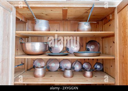 SINTRA, Portogallo: Una serie di scintillanti pentole e padelle di rame nella cucina storica di Palácio da pena. Questi manufatti culinari ben conservati offrono uno sguardo sullo stile di vita reale e sulle pratiche culinarie del XIX secolo, mostrando l'opulenza e la funzionalità di una cucina di palazzo di epoca vittoriana. Foto Stock