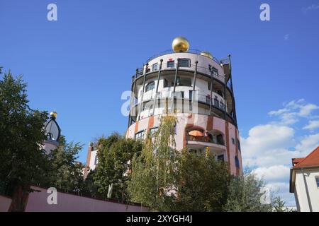 Magdeburgo, Germania 08-26-2024 Cittadella verde, torre vivente, architettura progettata da Hundertwasser Foto Stock