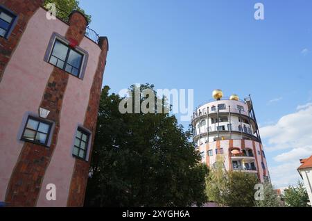 Magdeburg, Germania 08-26-2024 Cittadella verde, disegnata da Hundertwasser Foto Stock