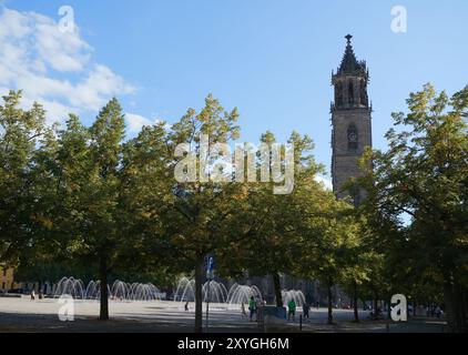 Magdeburgo, Germania 08-26-2024 Fontana d'acqua sulla piazza della cattedrale, sullo sfondo la torre della cattedrale di Magdeburgo Foto Stock