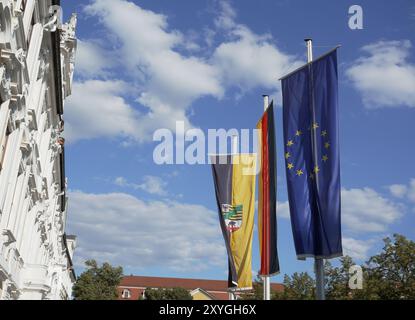 Magdeburgo, Germania 08-26-2024 bandiere di Germania, Europa e Sassonia Anhalt di fronte all'edificio Landtag Foto Stock