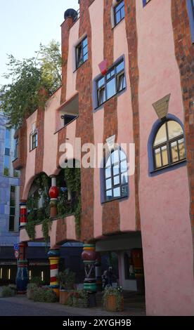 Magdeburg, Germania 08-26-2024 Cittadella verde, facciata con dettagli della casa Hundertwasser Foto Stock