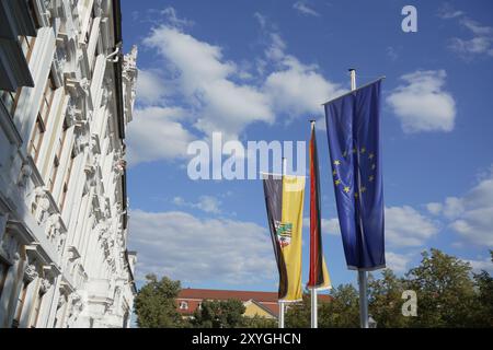 Magdeburgo, Germania 08-26-2024 edificio Landtag con bandiere di Germania, Europa e Sassonia Anhalt Foto Stock