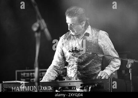 Josh Phillips di Procol Harum che si esibisce dal vivo Foto Stock