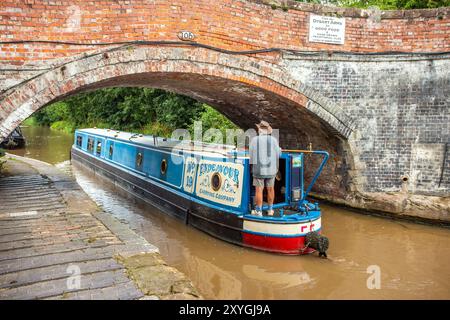 Motoscafo appena lasciato Bunbury sotto il ponte n. 105 sul canale Shropshire Union Cheshire per continuare il suo viaggio verso nord fino a Chester Foto Stock