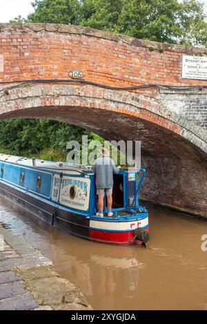 Motoscafo appena lasciato Bunbury sotto il ponte n. 105 sul canale Shropshire Union Cheshire per continuare il suo viaggio verso nord fino a Chester Foto Stock