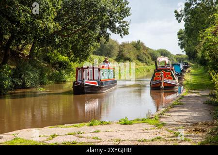 Il motoscafo del canale si avvicina a Bunbury, chiusa a doppia scala, sul canale Shropshire Union, Cheshire Foto Stock