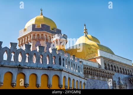 Cortile degli archi di Palácio da pena Sintra Portogallo // SINTRA, Portogallo - il cortile degli archi di Palácio da pena mette in mostra elementi architettonici moreschi all'interno di questo palazzo romanticista del XIX secolo. Il cortile ad arco fa parte del Palácio da pena, che fu costruito nel 1840 sulle rovine di un monastero medievale nei Monti Sintra. Il palazzo è una delle sette meraviglie del Portogallo ed è situato all'interno del paesaggio culturale di Sintra, dichiarato patrimonio dell'umanità dall'UNESCO nel 1995. Il Palácio da pena fu commissionato da re Ferdinando II e rappresenta uno dei più bei esempi d'Europa Foto Stock
