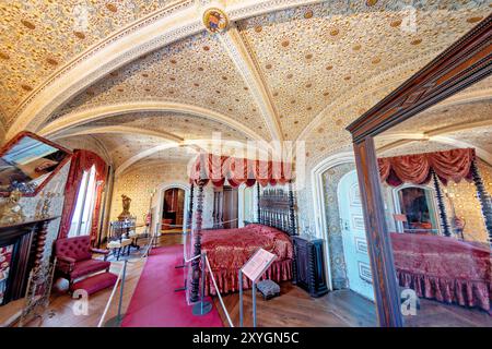 Camera da letto del Palazzo da pena Sintra Portogallo // CAMERA DA LETTO DI FERDINANDO II, successivamente CAMERA DA LETTO DELLA REGINA AMELIA dopo la morte della regina Maria II, questa era la camera da letto di Ferdinando II e della contessa di Edla. Dopo il 1890 la camera fu utilizzata dalla regina Amelia. Pareti e archi a volta decorati in stile neo-moresco da Januário Correia. Letto a baldacchino (XVII secolo) e mobili revival. Foto Stock