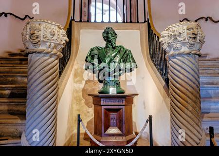 Palazzo pena Busto e colonne Sintra Portogallo // SINTRA, Portogallo — elementi decorativi all'interno di Palácio pena, un castello romanticista del XIX secolo a Sintra, Portogallo. Gli interni del palazzo mostrano una miscela di stili architettonici e dettagli ornati, tra cui elaborate decorazioni murali, soffitti intricati e arredi d'epoca. Il Palácio da pena, patrimonio dell'umanità dell'UNESCO, è rinomato per il suo design eclettico e il ricco significato storico. Foto Stock