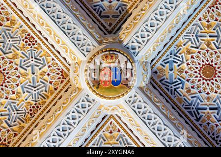 Pena National Palace Neo Moorish Bedroom Sintra Portugal // CAMERA DA LETTO DI FERDINANDO II, successivamente CAMERA DA LETTO DELLA REGINA AMELIA dopo la morte della regina Maria II, questa era la camera da letto di Ferdinando II e della contessa di Edla. Dopo il 1890 la camera fu utilizzata dalla regina Amelia. Pareti e archi a volta decorati in stile neo-moresco da Januário Correia. Letto a baldacchino (XVII secolo) e mobili revival. Foto Stock
