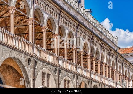 Palazzo ragione a Padova. Edificio civico medievale pieno di affreschi con un mercato alimentare al piano terra, più caffè e bar Foto Stock