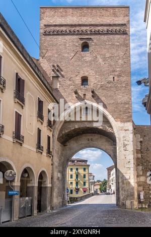 Veduta della porta medievale della torre Molino ancora funzionante come una strada principale a Padova Foto Stock