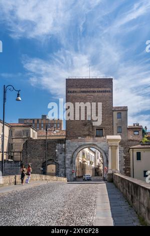 Veduta della porta medievale della torre Molino ancora funzionante come una strada principale a Padova Foto Stock