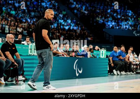 PARIGI, FRANKREICH 29. Agosto - Rollstuhlbasketball USA - Spanien Herren Paris 2024 Paralimpiadi AM 29.08.2024 nella der Bercy Arena di Parigi Frankreich. Abraham Carrion (allenatore spagnolo) Foto Stock
