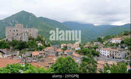 Un bellissimo borgo medievale tra i monti liguri chiamato Castelvecchio di Rocca Barbena con edifici in pietra e strade acciottolate Foto Stock