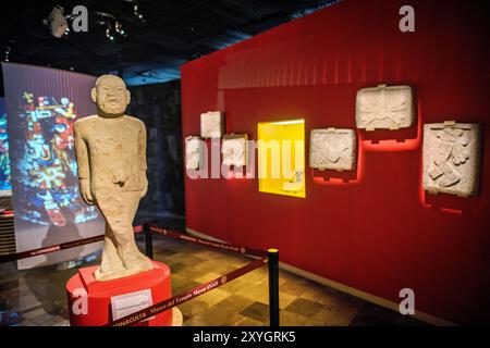 CITTÀ DEL MESSICO, Messico: Una serie di sculture azteche in mostra al Templo Mayor Museum, che mostrano la maestria artistica e l'iconografia religiosa della civiltà Mexica. Questi manufatti, scavati nel sito del Templo Mayor, offrono ai visitatori uno sguardo sul ricco mondo culturale e spirituale di Tenochtitlan precolombiano. Foto Stock