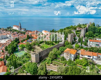 Vista aerea del centro storico medievale di Pirano in Istria Slovenia con tetti rossi, mura della città, chiesa cattolica, popolare destinazione turistica Foto Stock