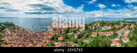 Vista aerea del centro storico medievale di Pirano in Istria Slovenia con tetti rossi, mura della città, chiesa cattolica, popolare destinazione turistica Foto Stock