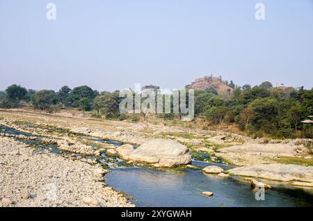 Letto di fiume roccioso asciutto con quasi nessuna acqua Foto Stock