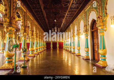 Magnifica vista dell'interno del Mysore Palace. Foto Stock