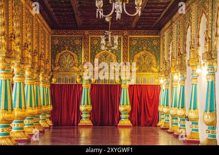 Magnifica vista dell'interno del Mysore Palace. Foto Stock