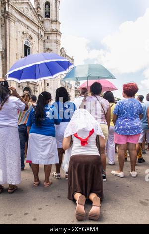 Salvador, Bahia, Brasile - 8 dicembre 2019: Centinaia di cattolici sono stati visti partecipare a una messa all'aria aperta nella chiesa di Conceicao da Praia nella città di Foto Stock