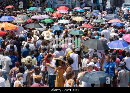 Salvador, Bahia, Brasile - 8 dicembre 2019: Persone che sono membri della chiesa cattolica sono viste partecipare a una messa all'aperto al Conceicao da Pra Foto Stock