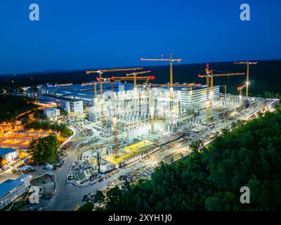 Baustelle Neues Infineon Halbleiterwerk a Dresda Die Infineon Technologies AG ist ein deutscher Halbleiterhersteller. DAS Unternehmen Hat seinen Firmensitz in Neubiberg Landkreis München und ist an der Frankfurter Wertpapierbörse notiert. Es entstand im Jahr 1999 durch die Ausgliederung des Halbleitergeschäfts von Siemens. MIT rund 56,200 Mitarbeitern erzielte Infineon im Geschäftsjahr 2022, das AM 30. Settembre 2022 endete, einen Umsatz von 14.218 Milliarden Euro. Dabei wird seit aprile 2020 das Geschäft von Cypress, das von Infineon übernommen wurde, einbezogen. 2023 erfolgte der Spatenstic Foto Stock