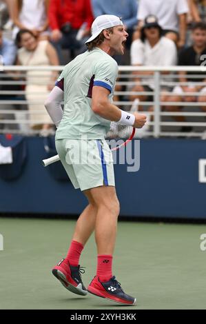 New York, Stati Uniti. 29 agosto 2024. ZIZOU Bergs del Belgio gioca contro l'Italia Flavio Cobolli durante il secondo turno del torneo di tennis U.S. Open all'USTA Billie Jean King National Tennis Center, New York, NY, 29 agosto 2024. (Foto di Anthony Behar/Sipa USA) credito: Belga News Agency/Alamy Live News Foto Stock