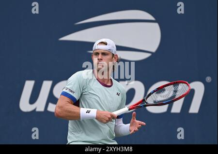 New York, Stati Uniti. 29 agosto 2024. ZIZOU Bergs del Belgio gioca contro l'Italia Flavio Cobolli durante il secondo turno del torneo di tennis U.S. Open all'USTA Billie Jean King National Tennis Center, New York, NY, 29 agosto 2024. (Foto di Anthony Behar/Sipa USA) credito: Belga News Agency/Alamy Live News Foto Stock