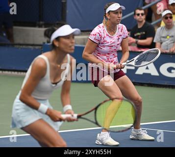 New York, Stati Uniti. 29 agosto 2024. Elise Mertens del Belgio (rosa) e su-Wei Hsieh di Taipei giocano contro Kristina Mladenovic della Francia e Shuai Zhang della Cina nel doppio femminile: Primo turno al torneo di tennis U.S. Open 2024 all'USTA Billie Jean King National Tennis Center, New York, NY, 29 agosto 2024. (Foto di Anthony Behar/Sipa USA) credito: Belga News Agency/Alamy Live News Foto Stock