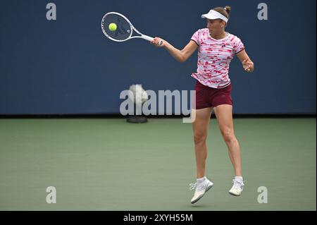 New York, Stati Uniti. 29 agosto 2024. Elise Mertens del Belgio (rosa) e su-Wei Hsieh di Taipei giocano contro Kristina Mladenovic della Francia e Shuai Zhang della Cina nel doppio femminile: Primo turno al torneo di tennis U.S. Open 2024 all'USTA Billie Jean King National Tennis Center, New York, NY, 29 agosto 2024. (Foto di Anthony Behar/Sipa USA) credito: Belga News Agency/Alamy Live News Foto Stock