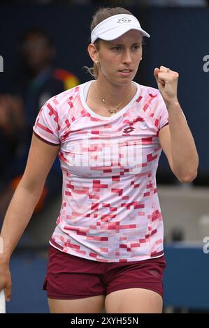 New York, Stati Uniti. 29 agosto 2024. Elise Mertens del Belgio reagisce come lei e la compagna di Double su-Wei Hsieh di Taipei competono contro Kristina Mladenovic della Francia e Shuai Zhang della Cina nel Women's Doubles: Round 1 al torneo di tennis U.S. Open 2024 all'USTA Billie Jean King National Tennis Center, New York, NY, 29 agosto 2024. (Foto di Anthony Behar/Sipa USA) credito: Belga News Agency/Alamy Live News Foto Stock