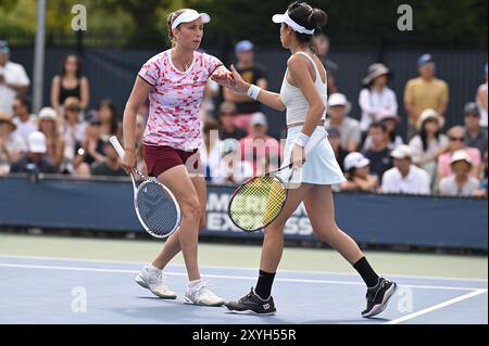 New York, Stati Uniti. 29 agosto 2024. Elise Mertens del Belgio (rosa) e su-Wei Hsieh di Taipei giocano contro Kristina Mladenovic della Francia e Shuai Zhang della Cina nel doppio femminile: Primo turno al torneo di tennis U.S. Open 2024 all'USTA Billie Jean King National Tennis Center, New York, NY, 29 agosto 2024. (Foto di Anthony Behar/Sipa USA) credito: Belga News Agency/Alamy Live News Foto Stock