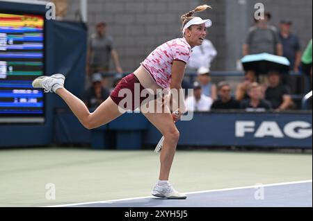 New York, Stati Uniti. 29 agosto 2024. Elise Mertens del Belgio (rosa) e su-Wei Hsieh di Taipei giocano contro Kristina Mladenovic della Francia e Shuai Zhang della Cina nel doppio femminile: Primo turno al torneo di tennis U.S. Open 2024 all'USTA Billie Jean King National Tennis Center, New York, NY, 29 agosto 2024. (Foto di Anthony Behar/Sipa USA) credito: SIPA USA/Alamy Live News Foto Stock