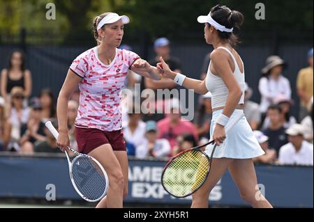 New York, Stati Uniti. 29 agosto 2024. Elise Mertens del Belgio (rosa) e su-Wei Hsieh di Taipei giocano contro Kristina Mladenovic della Francia e Shuai Zhang della Cina nel doppio femminile: Primo turno al torneo di tennis U.S. Open 2024 all'USTA Billie Jean King National Tennis Center, New York, NY, 29 agosto 2024. (Foto di Anthony Behar/Sipa USA) credito: SIPA USA/Alamy Live News Foto Stock