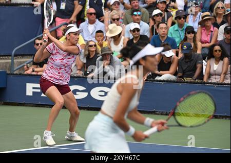 New York, Stati Uniti. 29 agosto 2024. Elise Mertens del Belgio (rosa) e su-Wei Hsieh di Taipei giocano contro Kristina Mladenovic della Francia e Shuai Zhang della Cina nel doppio femminile: Primo turno al torneo di tennis U.S. Open 2024 all'USTA Billie Jean King National Tennis Center, New York, NY, 29 agosto 2024. (Foto di Anthony Behar/Sipa USA) credito: SIPA USA/Alamy Live News Foto Stock