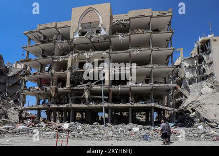 Gaza. 29 agosto 2024. Gli sfollati tornano a casa nella città di Deir al-Balah, nel centro della Striscia di Gaza, il 29 agosto 2024. Giovedì, l'Ufficio delle Nazioni Unite per il coordinamento degli affari umanitari (OCHA) ha detto che le autorità israeliane hanno annunciato che gli sfollati potrebbero tornare in aree specifiche a Deir al-Balah, la prima volta in cui il ritorno è ufficialmente consentito in un'area evacuata. Crediti: Rizek Abdeljawad/Xinhua/Alamy Live News Foto Stock