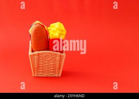 Fast food, cestino con panini e patatine fritte Foto Stock