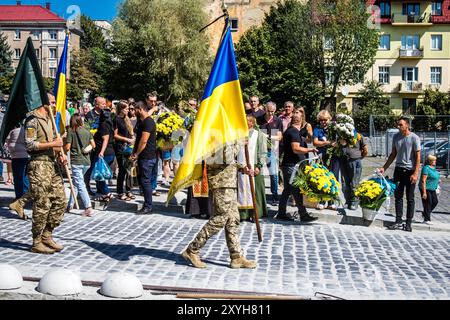 Leopoli, Ucraina, 29 agosto 2024 cerimonia militare presso il campo di Marte, cimitero militare di Leopoli, per il funerale di due soldati ucraini morti io Foto Stock