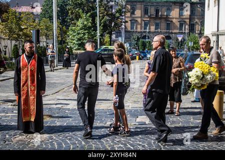 Leopoli, Ucraina, 29 agosto 2024 cerimonia funebre militare presso la Chiesa dei Santi Apostoli Pietro e Paolo a Leopoli per due soldati ucraini che Foto Stock