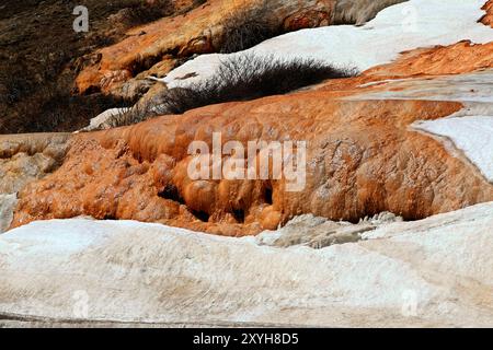 acque naturali minerali di zolfo e ferro sorvolano i monti gudauri e kazbegi in georgia Foto Stock