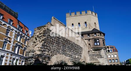 resti conservati delle mura medievali della città del xiii secolo con il castello severins gate nel quartiere meridionale della città di colonia Foto Stock