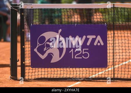 Logo WTA su una rete da tennis. Argentina Open 2023 Foto Stock