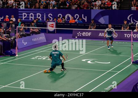 Parigi, Francia. 29 agosto 2024. Vitor TAVARES dal Brasile gareggia contro Charles NOAKES dalla Francia nella Para Badminton Men's Singles SH6 Group Play Stage il primo giorno dei Giochi Paralimpici di Parigi 2024 all'Arena porte de la Chapelle. Crediti: Fabienne Koch/Alamy Live News Foto Stock