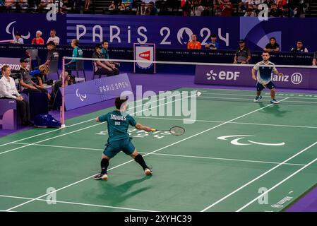 Parigi, Francia. 29 agosto 2024. Vitor TAVARES dal Brasile gareggia contro Charles NOAKES dalla Francia nella Para Badminton Men's Singles SH6 Group Play Stage il primo giorno dei Giochi Paralimpici di Parigi 2024 all'Arena porte de la Chapelle. Crediti: Fabienne Koch/Alamy Live News Foto Stock