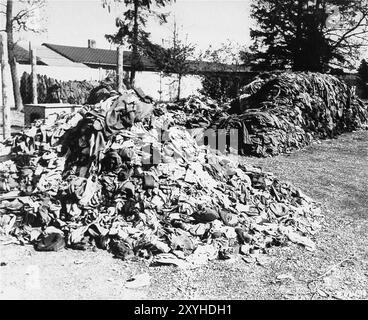 Una pila di vestiti per prigionieri a Dachau dopo la liberazione. Si può vedere un enorme mucchio di uniforme da prigione a strisce. Dachau fu il primo campo di concentramento nazista, aperto il 22 marzo 1933 (solo 7 settimane dopo l'ascesa al potere di Hitler). Anche se era un campo di lavoro forzato e non c'erano camere a gas lì, la brutalità e le punizioni violente erano la norma. Ci sono stati 32000 morti documentate lì e molte altre migliaia non documentate. Il campo principale (Dachau aveva 100 sottocampi) fu liberato dall'esercito americano il 29 aprile 1945. Foto Stock